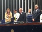 Jovens Senadores recebem seus diplomas junto a Senadores.